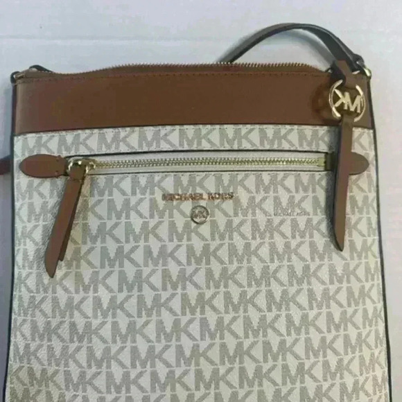 Michael Kors Jet Set Charm Large North/South Flat Crossbody Vanilla/Acorn - Picture 4 of 5